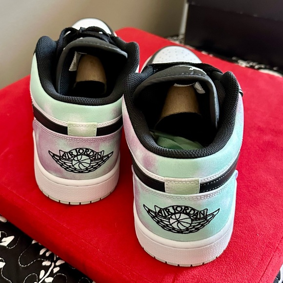 Air Jordan 1 Low SE main image 16